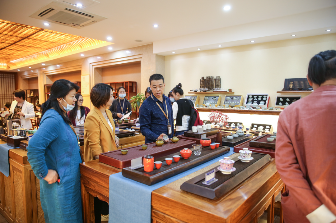熱烈歡迎中國評茶師 · 茶藝師同學(xué)聯(lián)誼會的老師們到訪漢唐臺州總部插圖13 熱烈歡迎中國評茶師 · 茶藝師同學(xué)聯(lián)誼會的老師們到訪漢唐臺州總部插圖13