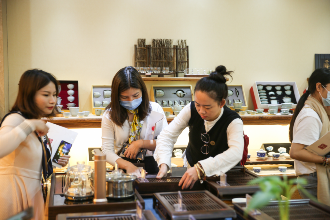 熱烈歡迎中國評茶師 · 茶藝師同學(xué)聯(lián)誼會的老師們到訪漢唐臺州總部插圖14 熱烈歡迎中國評茶師 · 茶藝師同學(xué)聯(lián)誼會的老師們到訪漢唐臺州總部插圖14