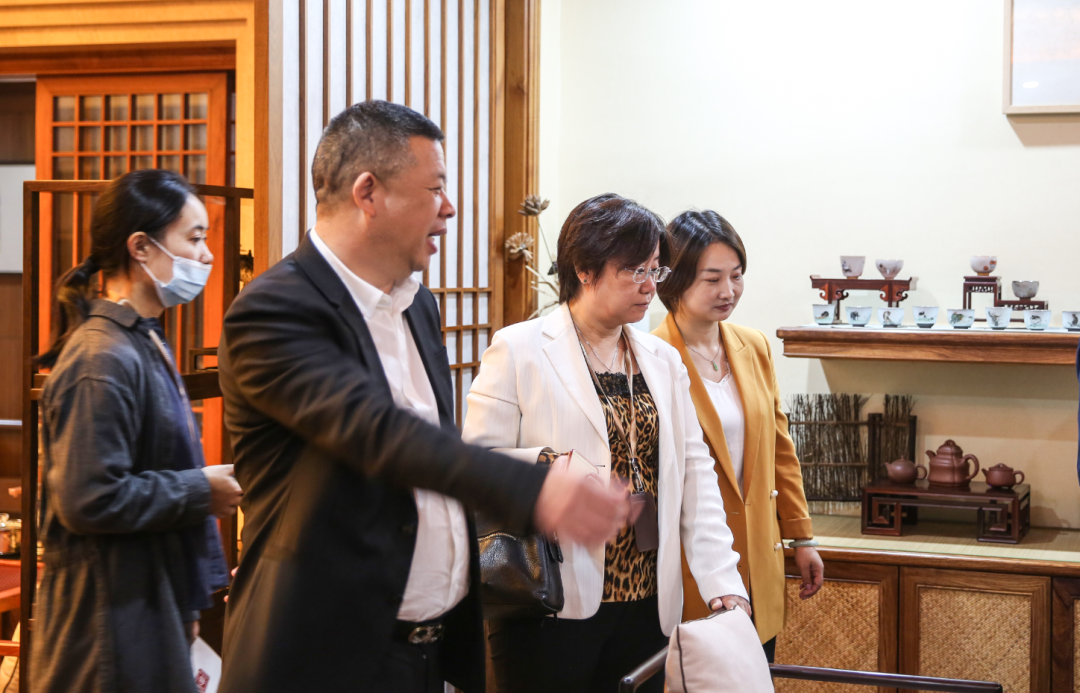 熱烈歡迎中國評茶師 · 茶藝師同學(xué)聯(lián)誼會的老師們到訪漢唐臺州總部插圖16 熱烈歡迎中國評茶師 · 茶藝師同學(xué)聯(lián)誼會的老師們到訪漢唐臺州總部插圖16